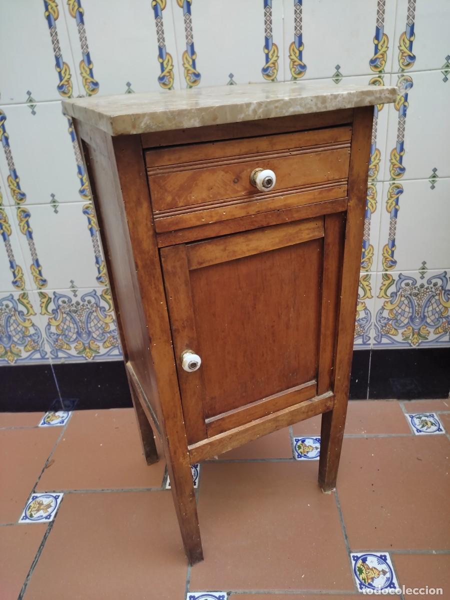 Antiguidades: mesa o mesita de noche de madera antigua con tapa de marmol - tiradores de ceramica - restaurar