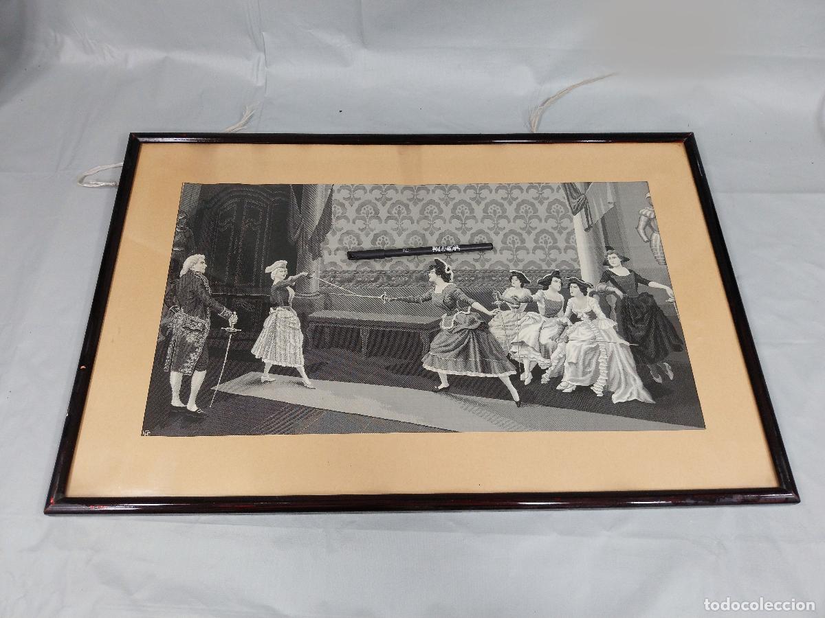 Antig&uuml;edades: ANTIGUO TAPIZ DE SEDA CON UNA ESCENA DE UNA CLASE DE ESGRIMA CON MUJERES