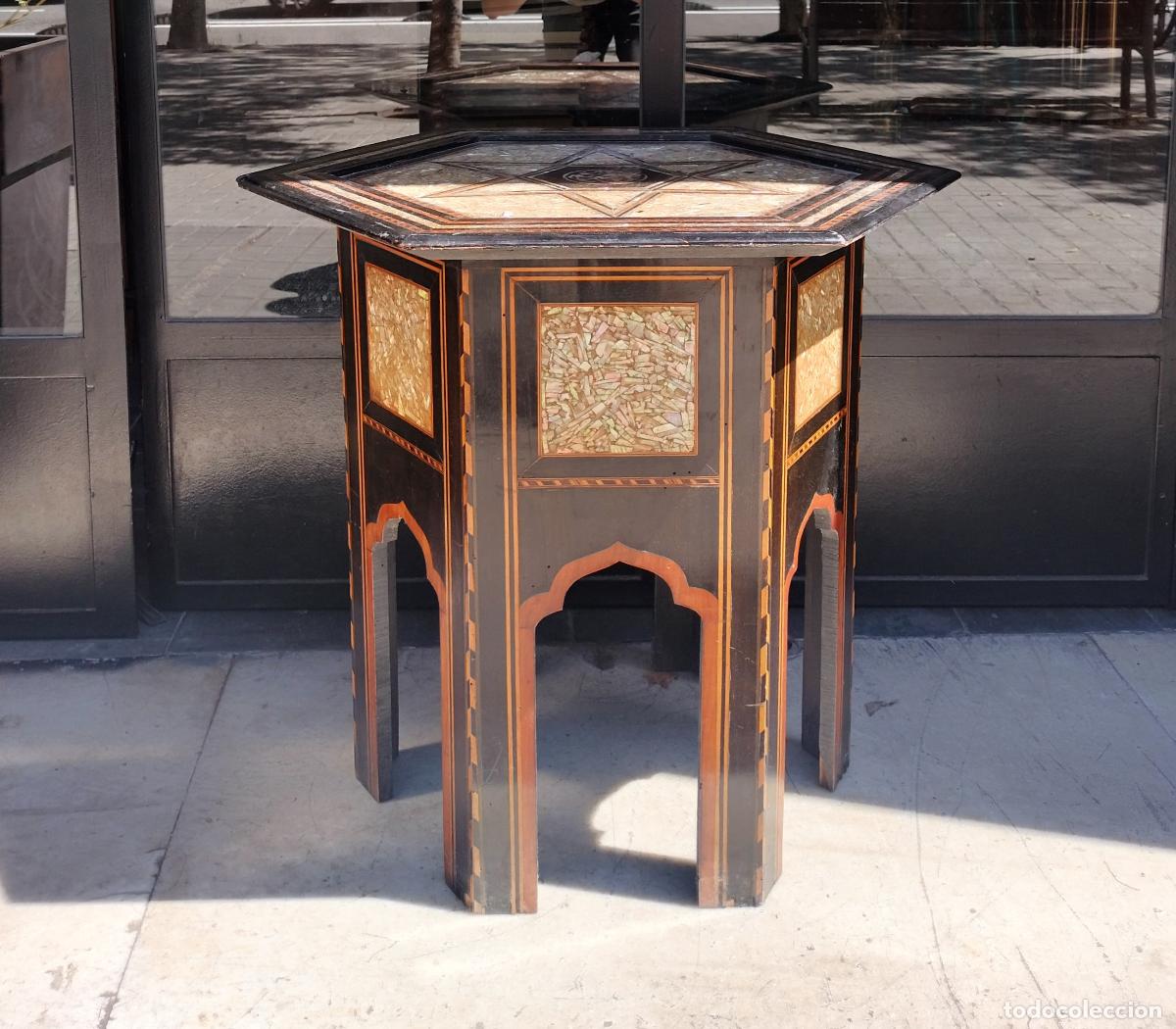 Antig&uuml;edades: MESA OCTOGONAL DE ESTILO NAZAR&Iacute;. MADERA, MARQUETER&Iacute;A E INCRUSTACIONES. MARRUECOS (?). SIGLO XIX-XX