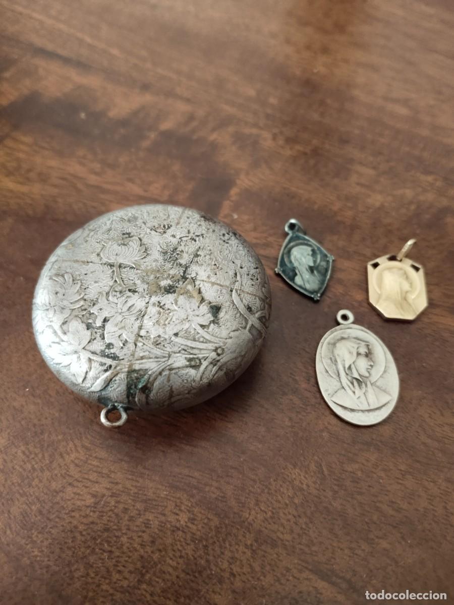Antig&uuml;edades: Preciosa caja para rosario estilo Modernista con 3 medallas Virgen de Lourdes.