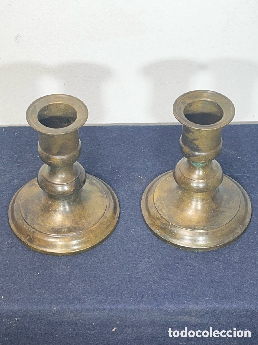 Antig&uuml;edades: Pareja de Candeleros Antiguos de Bronce con p&aacute;tina. A/J