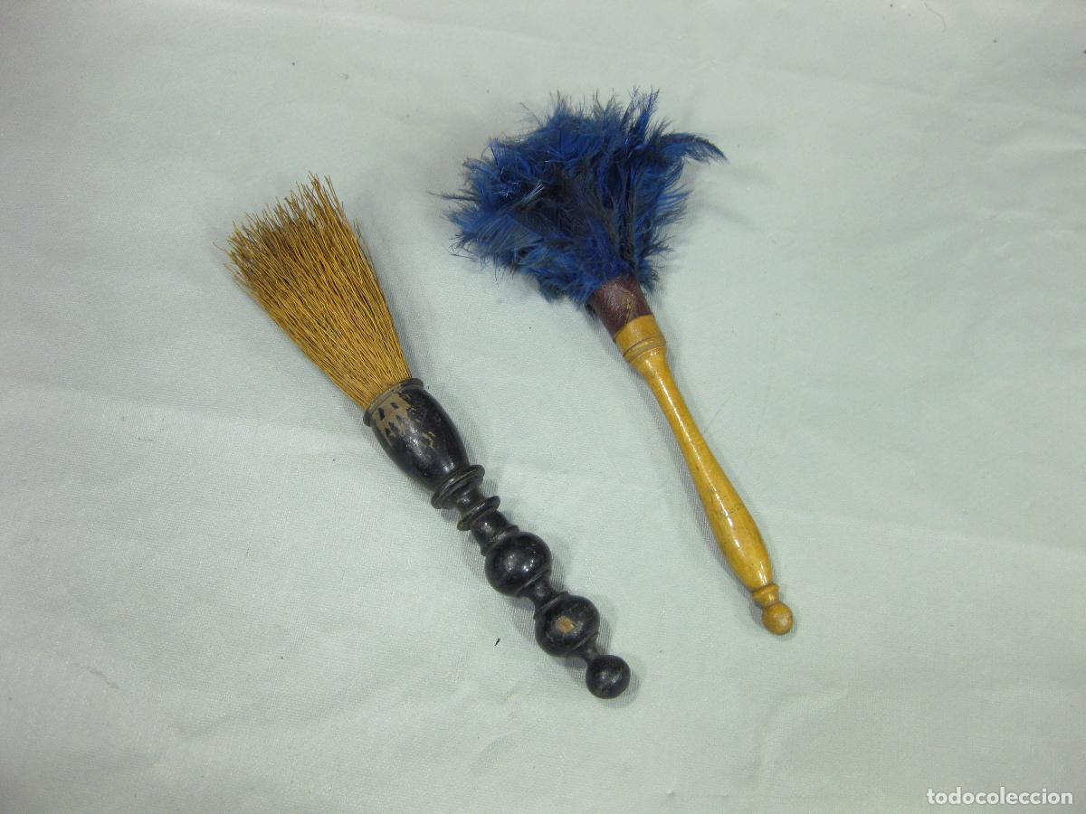Antig&uuml;edades: PEQUE&Ntilde;O PLUMERO Y CEPILLO DE MIMBRE PARA LIMPIEZA. PRIMERA MITAD DEL SIGLO XX