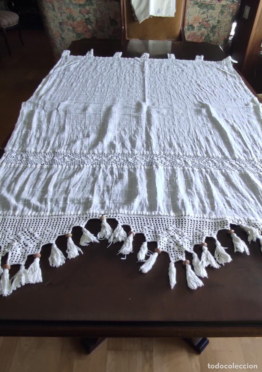 Antig&uuml;edades: ANTIGUA CORTINA RUSTICA CON TRABILLAS, ENTREDOS DE GANCHILLO Y FLECOS CON CUENTAS DE MADERA - 110 x
