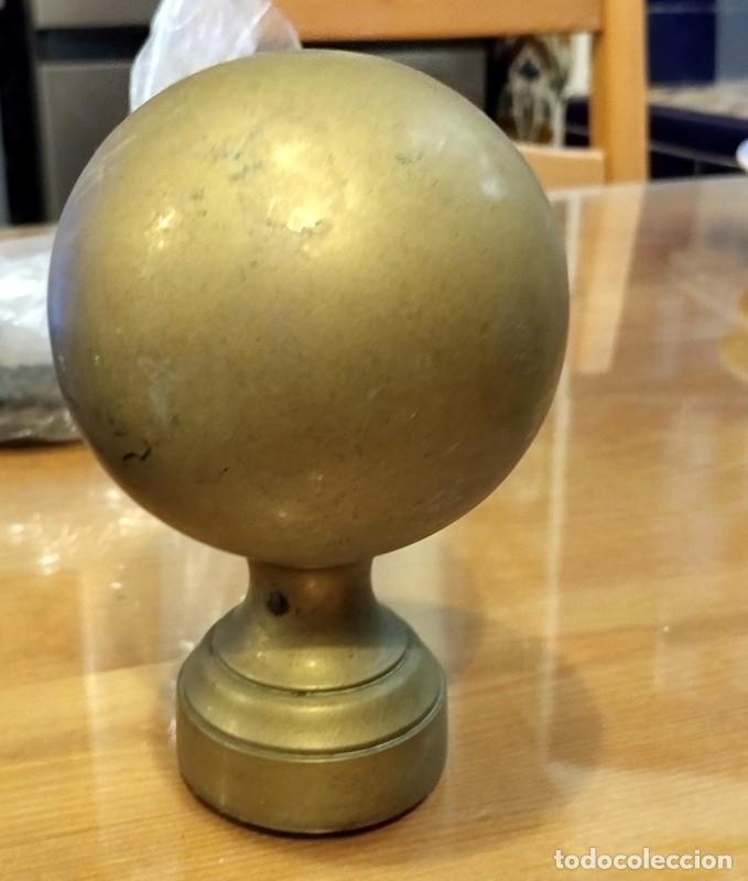 Antig&uuml;edades: Pomo de bronce antiguo de pasamanos o arranque de escalera manivela REMATE BOLA DE LAT&Oacute;N. ESCALERA