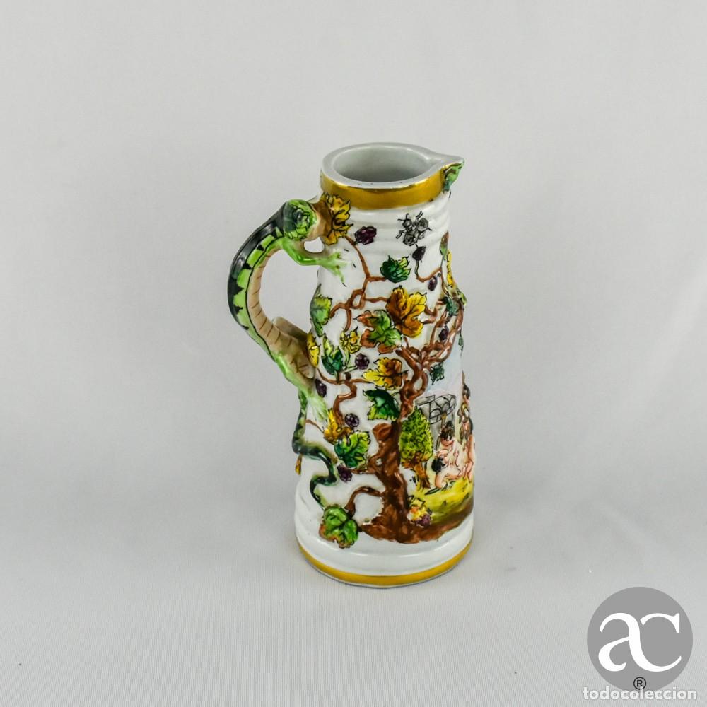 Antiques: Caneca com asa em forma de r&eacute;ptil, porcelana Espanhola JM &Aacute;lvarez