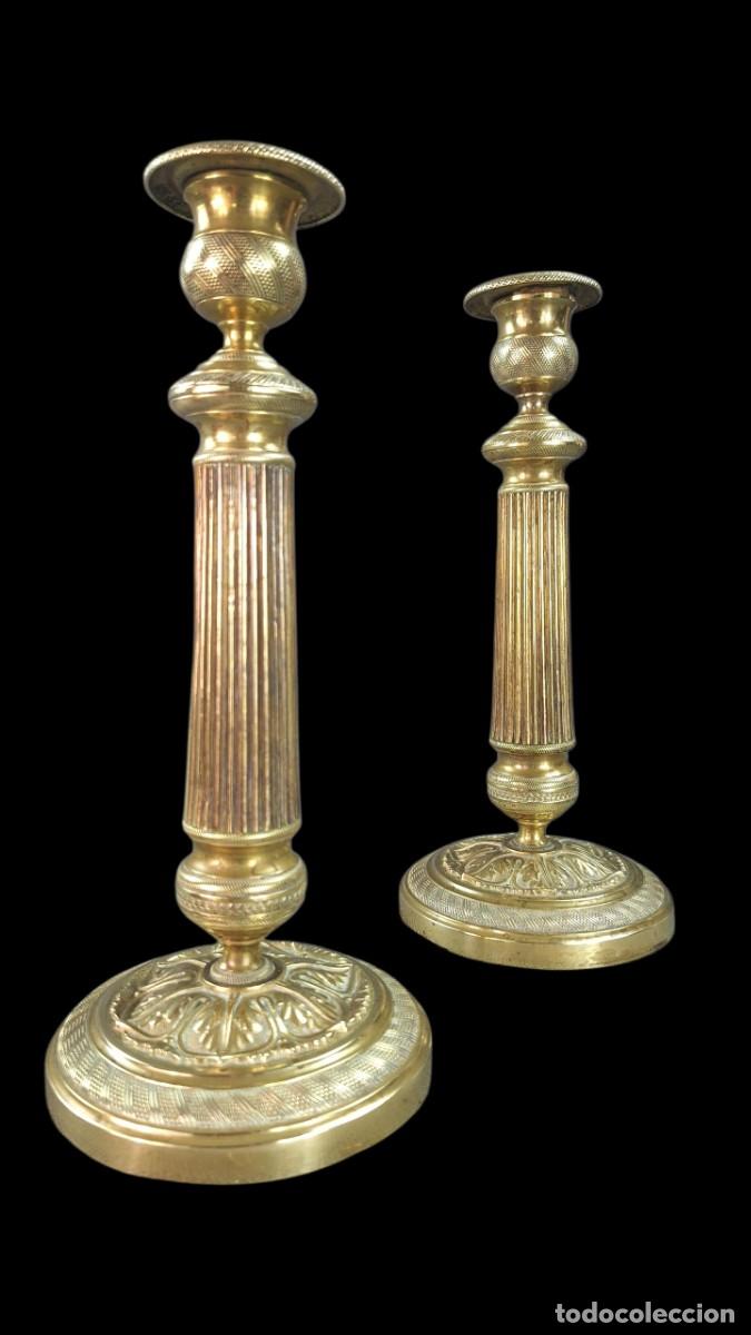 Antig&uuml;edades: Pareja candeleros. Bronce. &Eacute;poca CArlos X. Francia. Principios siglo XIX. 20,5 cm x 10,3 cm.