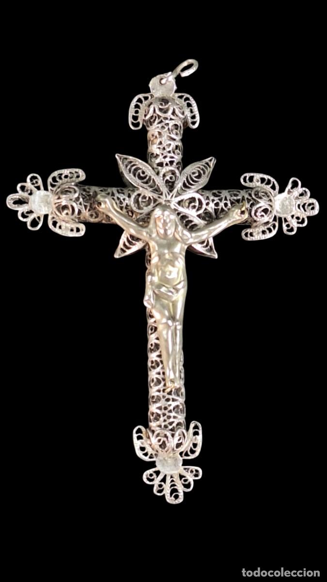 Antig&uuml;edades: Crucifijo colgante. Filigrana. Plata de 800 mm. Siglo XX. 7 x 5 cm.