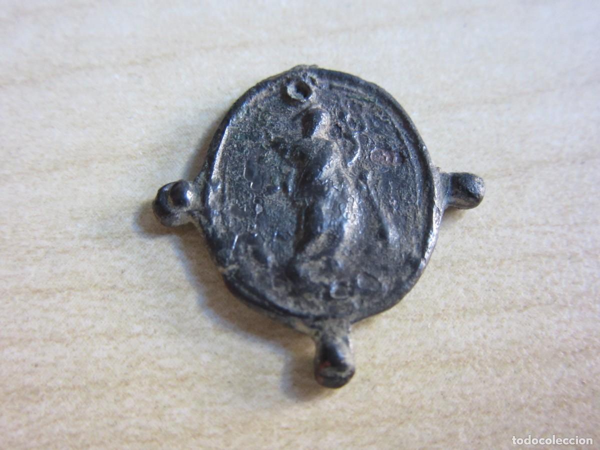 Antig&uuml;edades: Medalla de bronce de la Virgen S XVII Medidas1,9 x 1,8 cm