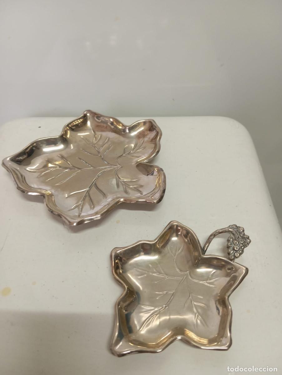 Antig&uuml;edades: Bandeja o cenicero con forma de hoja. Metal plateado. 2 unidades