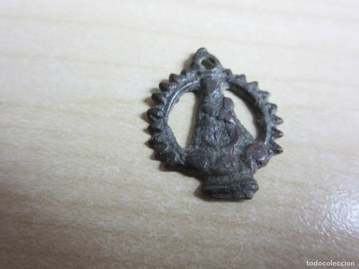 Antig&uuml;edades: Bonita medalla de la Virgen de la Fuensanta S. XVIII Medidas 2,4 x1,9 cm