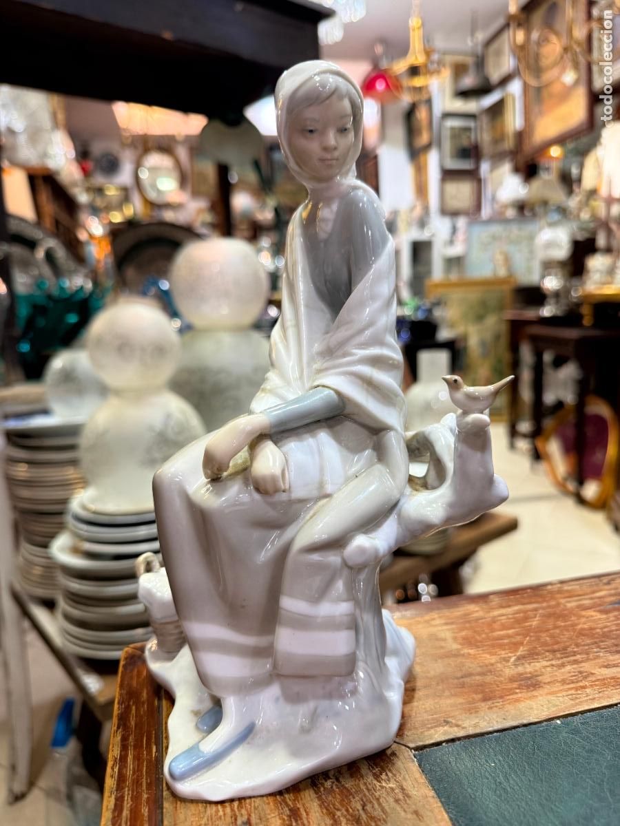 Oggetti Antichi: PRECIOSA ESCULTURA DE MUJER PORCELANA LLADRO - MEDIDA TOTAL 25X16 CM CM
