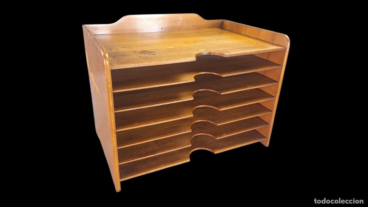 Antig&uuml;edades: Archivador papelera. Madera cerezo. 7 estantes. Mediados siglo XX. 29,7 x 38,6 x 25 cm.