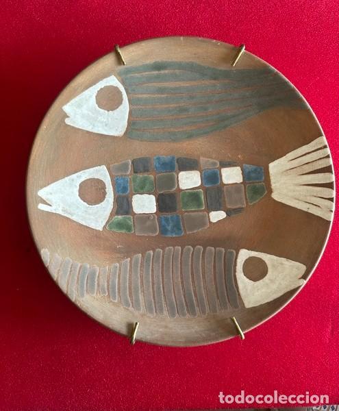 Antig&uuml;edades: PLATO DE CER&Aacute;MICA CATALANA FIRMADO, MOTIVO DE PECES, CER&Aacute;MICA LA BISBAL D' EMPORD&Agrave;