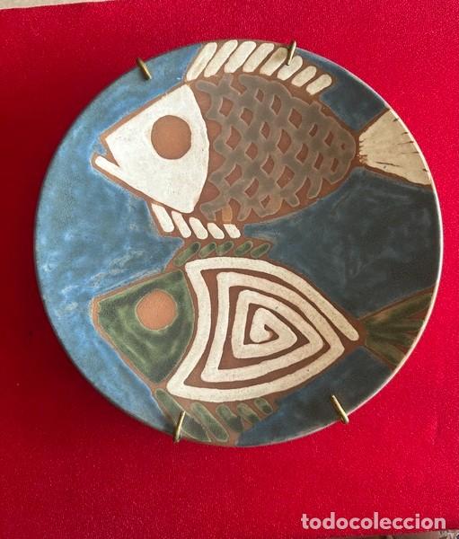 Antiguidades: PLATO DE CER&Aacute;MICA CATALANA FIRMADO, MOTIVO DE PECES, CER&Aacute;MICA LA BISBAL D' EMPORD&Agrave;