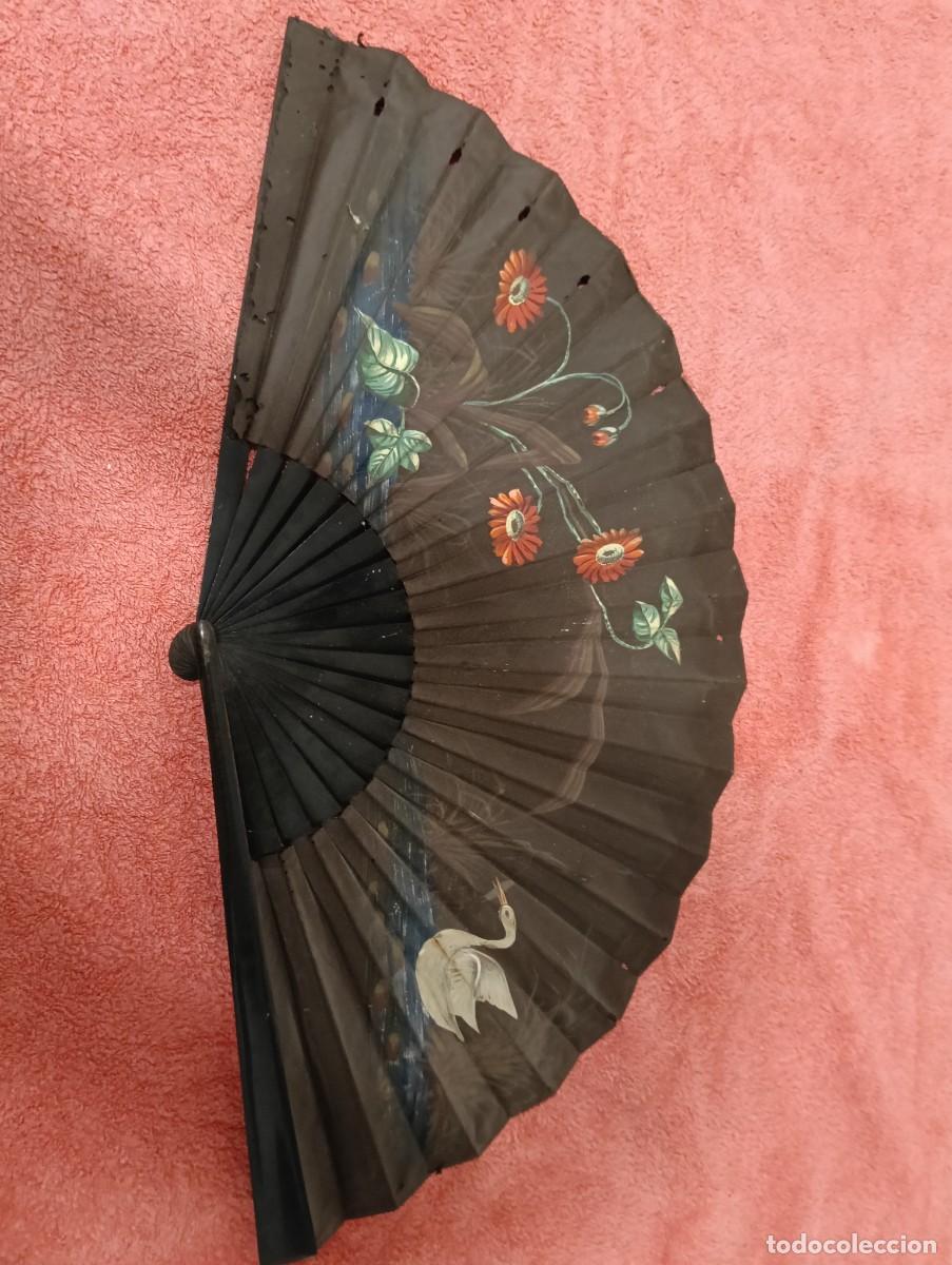 Antig&uuml;edades: Gran abanico decorativo pintado a mano con garza y motivos florales &ndash; 63 cm