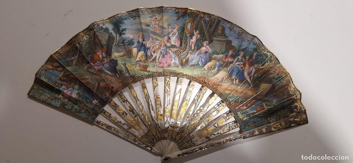 Antig&uuml;edades: Pareja de abanicos franceses del siglo XVIII pintados sobre cabritilla.