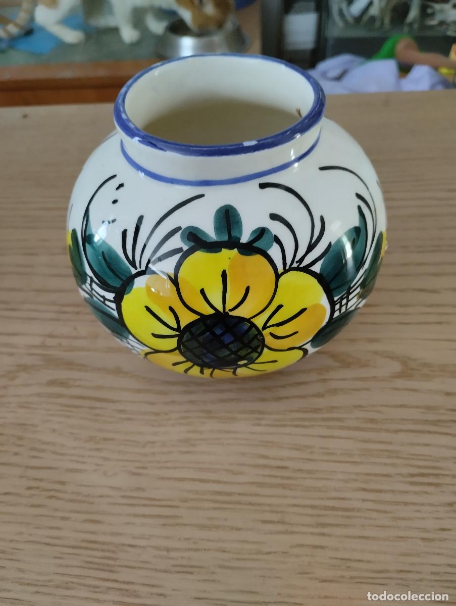 Antig&uuml;edades: jarron de ceramica con flor amarilla
