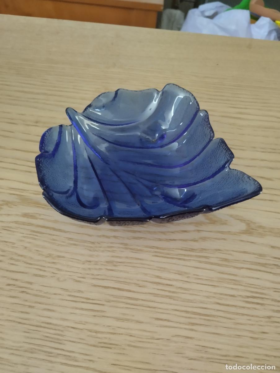 Antig&uuml;edades: cuenco de cristal azul con forma de hoja - Foto 1