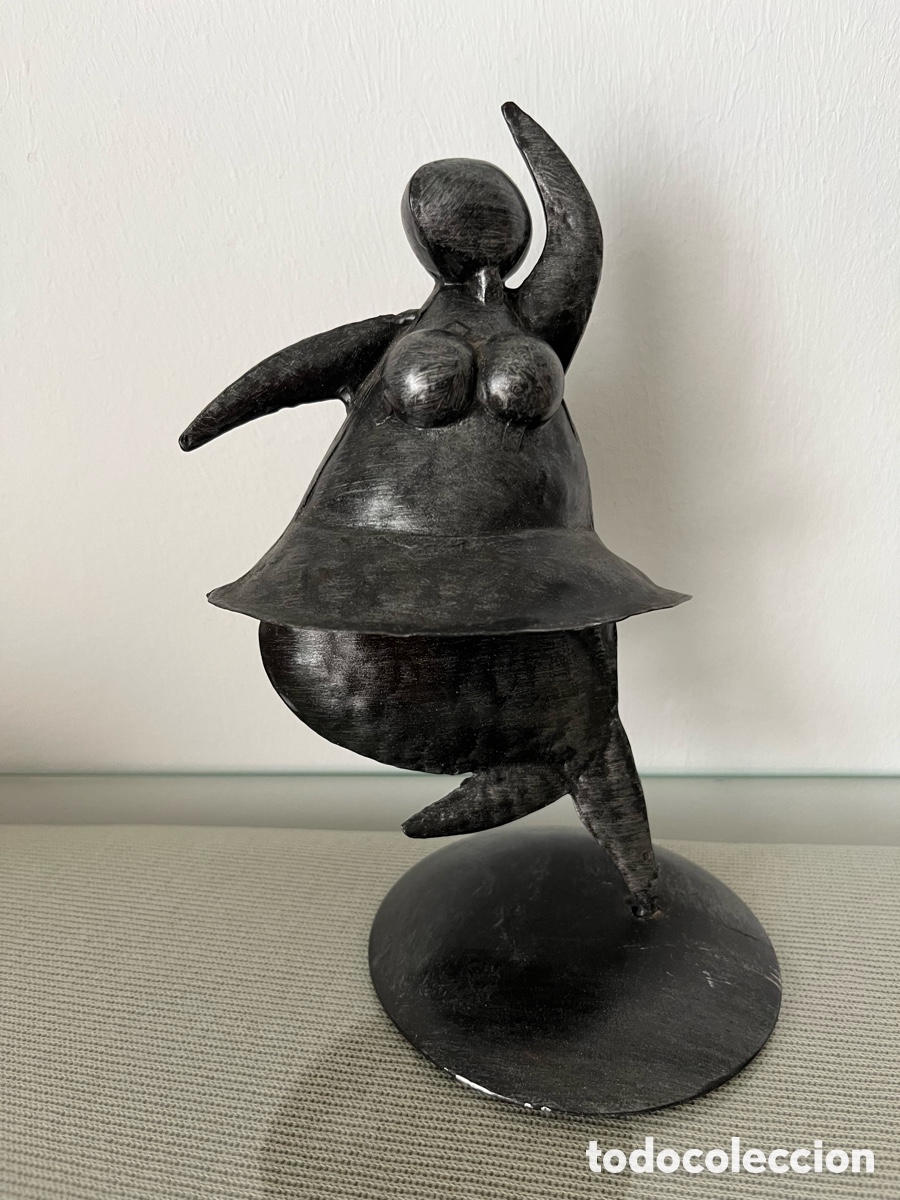 Antig&uuml;edades: Figura abstracta femenina de metal