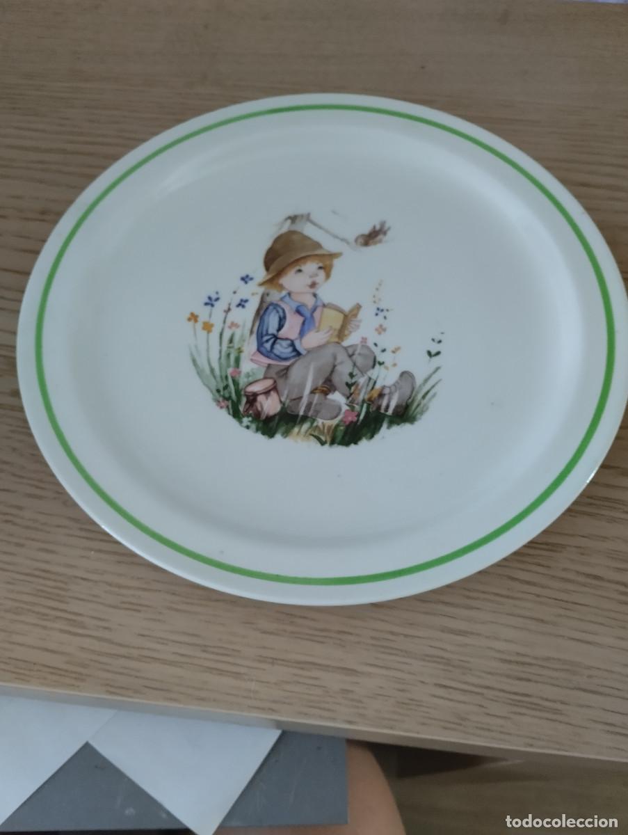 Antig&uuml;edades: plato de ceramica de segovia colores inalterables 1861 ni&ntilde;o leyendo con pajaro