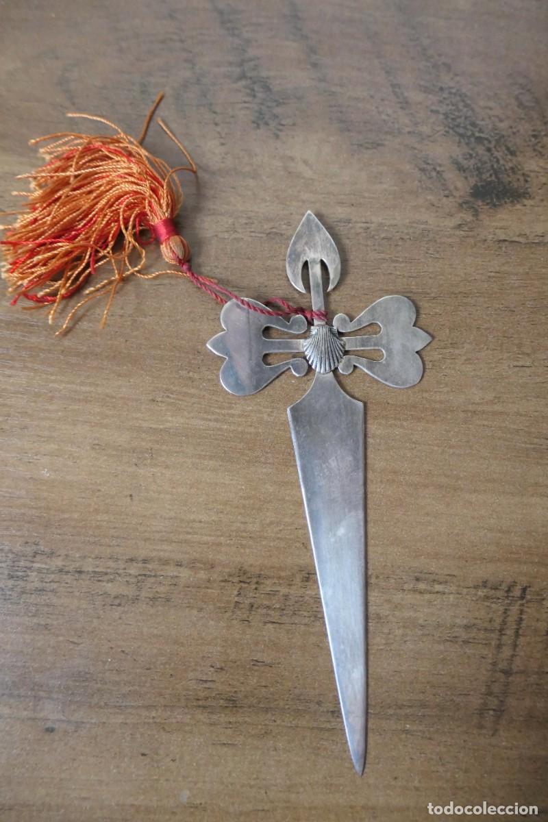 Antig&uuml;edades: marcap&aacute;ginas o abrecartas vintage de plata con una simbolog&iacute;a puramente jacobea