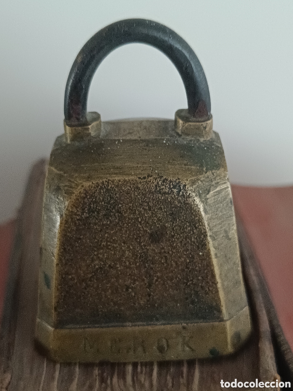 Antig&uuml;edades: ANTIGUO CENCERRO DE BRONCE &rdquo;MEROK&rdquo; (NORUEGA). FECHADO EN 1927. SOUVENIR TUR&Iacute;STICO.
