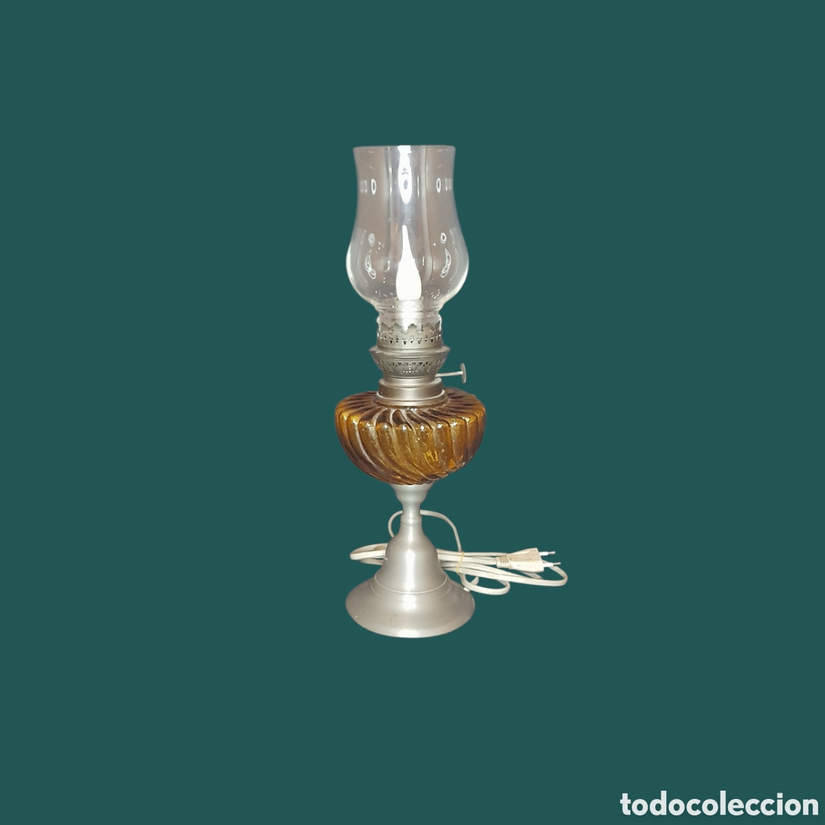 Antig&uuml;edades: Antigua l&aacute;mpara de aceite.