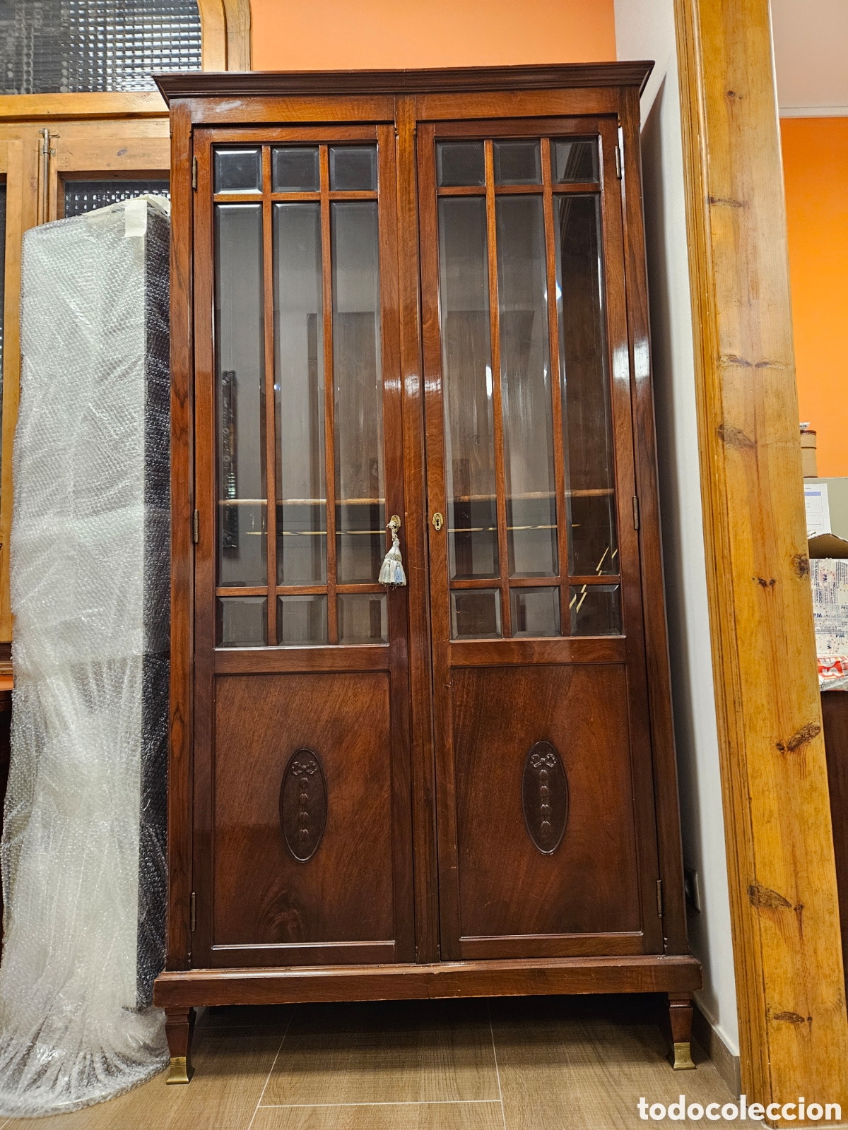 Antig&uuml;edades: Libreria con llave en buen estado