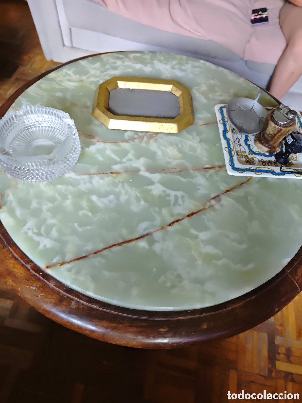 Antig&uuml;edades: Mesa redonda de madera y &oacute;nix con pata tallada - Foto 2