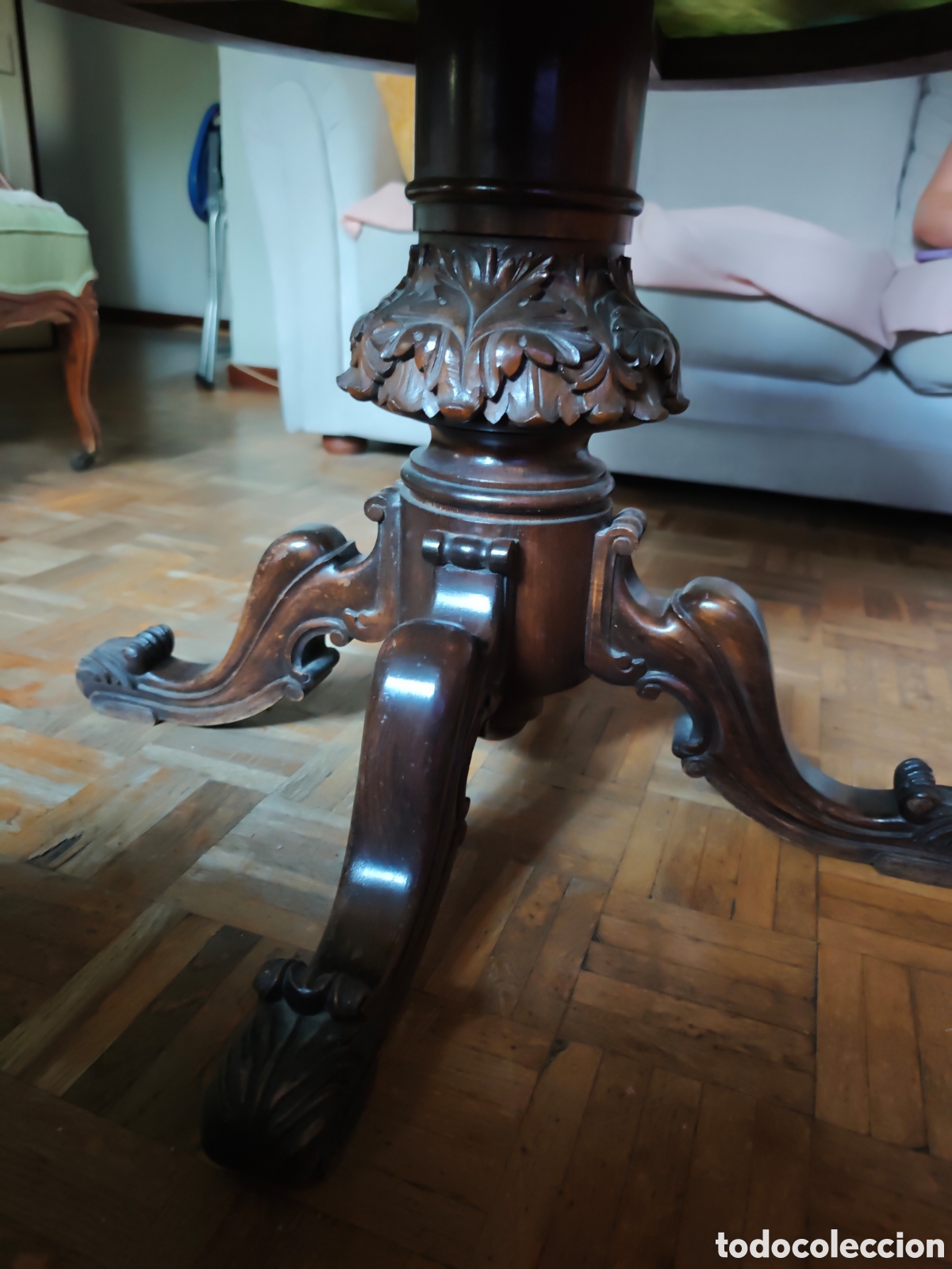 Antiguidades: Mesa redonda de madera y &oacute;nix con pata tallada