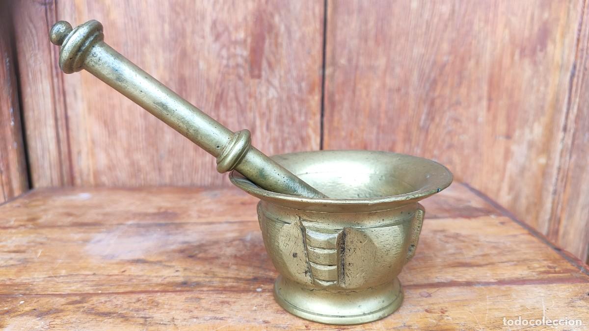 Antig&uuml;edades: Almirez de bronce con mano y almirecero
