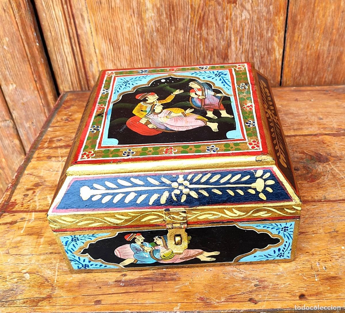 Antig&uuml;edades: Caja de madera indu, de la india con escenas pintadas a mano SXX
