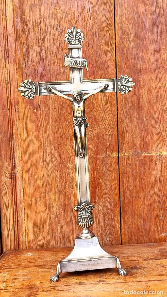 Antig&uuml;edades: Cruz de sobremesa en metal plateado, base triangular - Foto 1