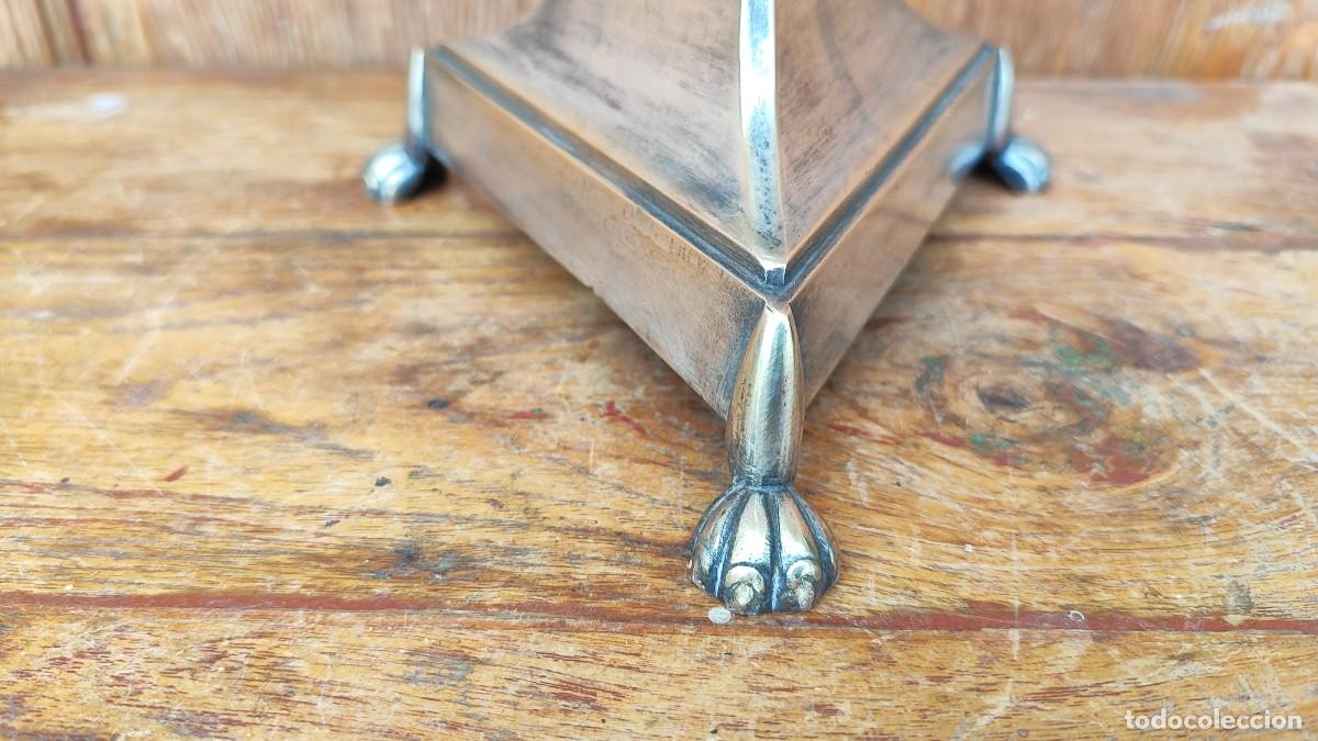 Antig&uuml;edades: Cruz de sobremesa en metal plateado, base triangular - Foto 4
