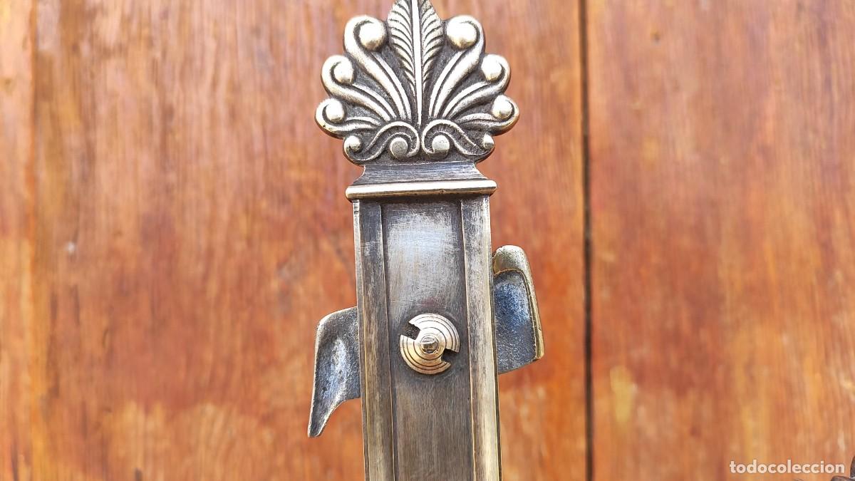 Antig&uuml;edades: Cruz de sobremesa en metal plateado, base triangular - Foto 5