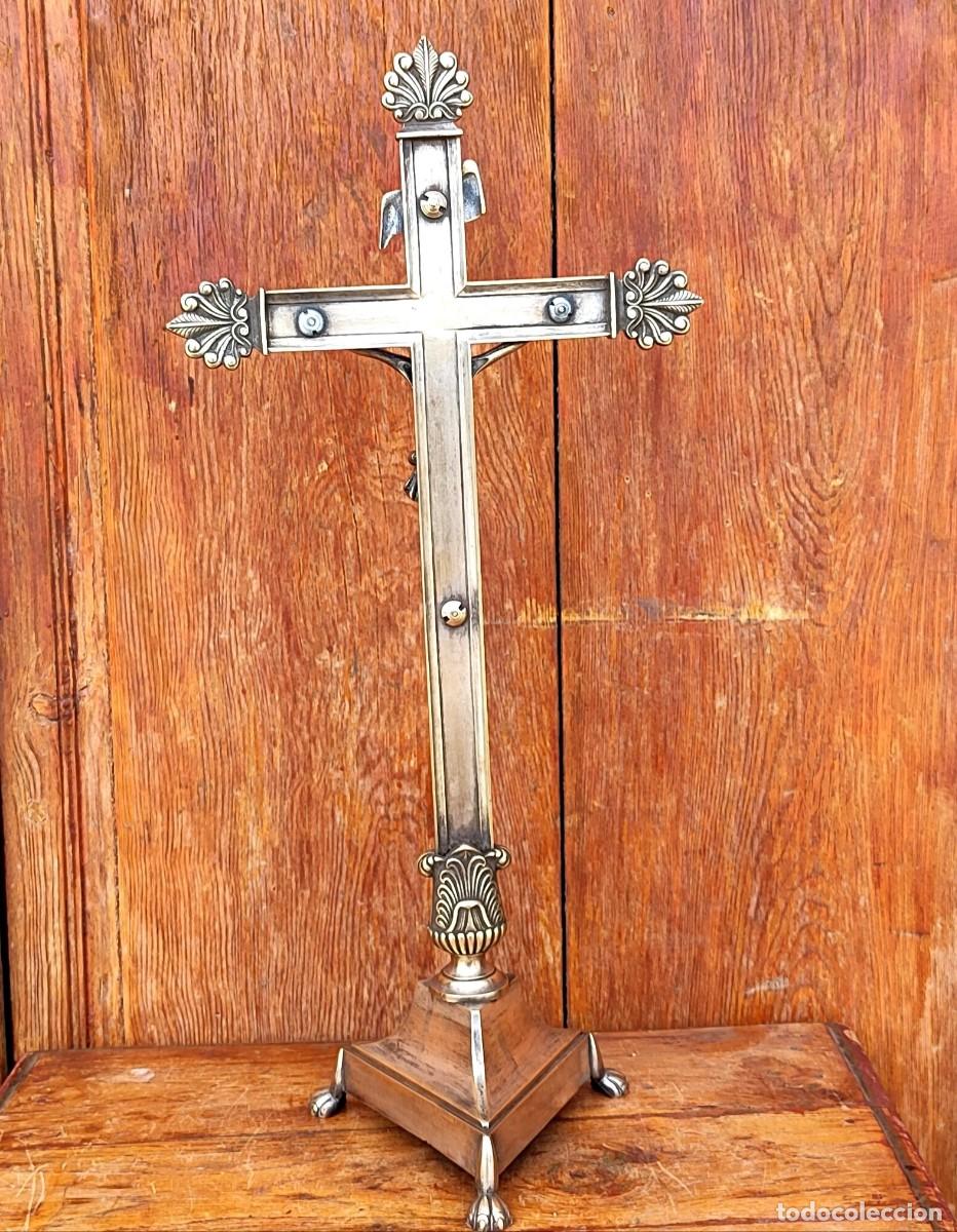 Antig&uuml;edades: Cruz de sobremesa en metal plateado, base triangular - Foto 6