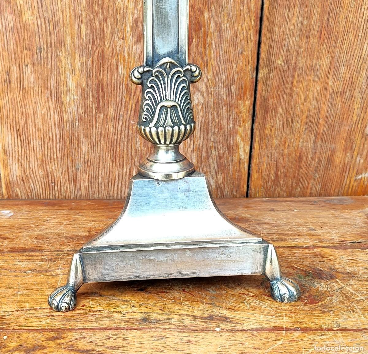 Antig&uuml;edades: Cruz de sobremesa en metal plateado, base triangular - Foto 8