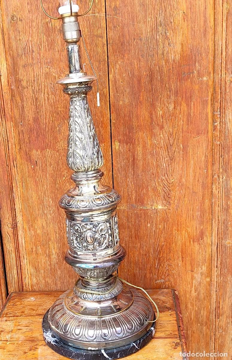 Antig&uuml;edades: Lampara de sobremesa en metal plateado repujado sobre base de marmol