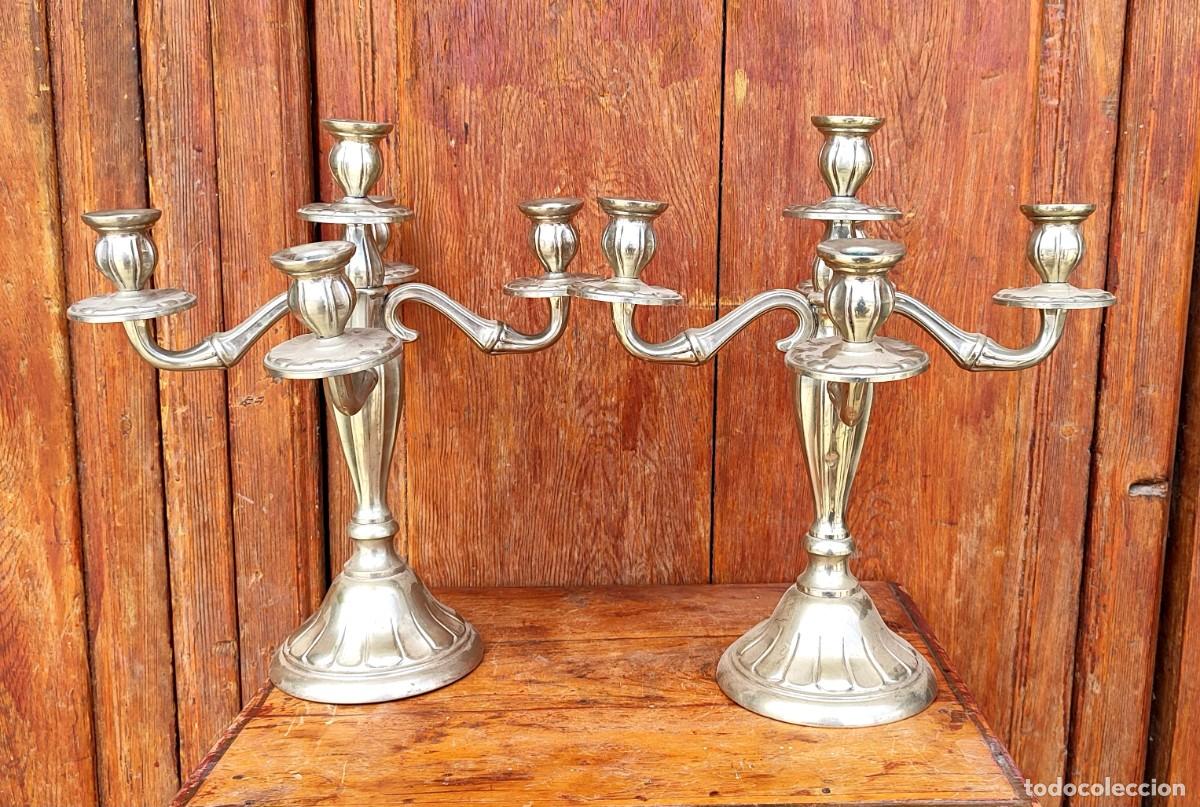 Antig&uuml;edades: Pareja de candelabros en metal plateado de 5 brazos