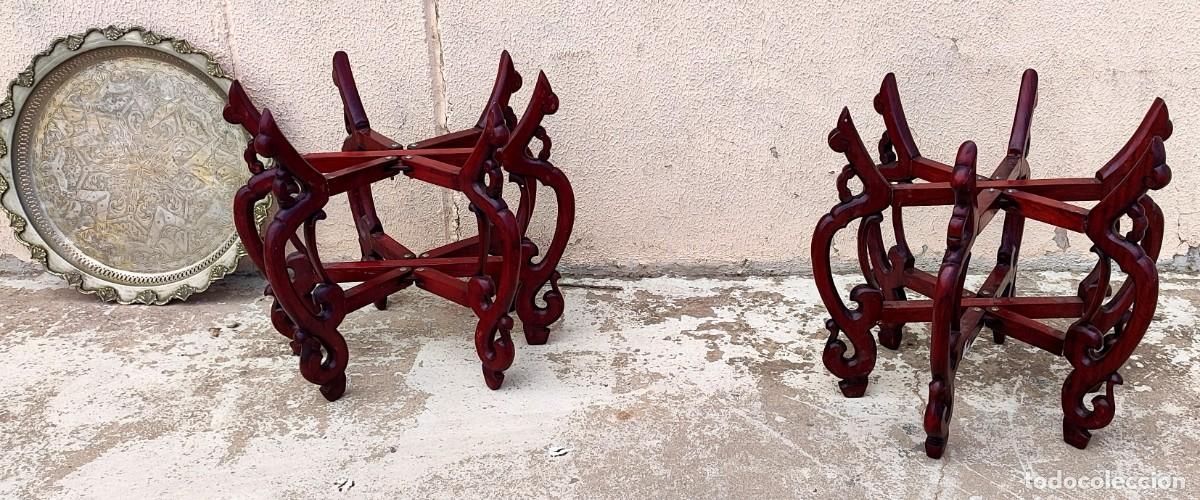 Antig&uuml;edades: Pareja de bases de mesas, en madera de palo rosa trabajo oriental, para poner bandejas,