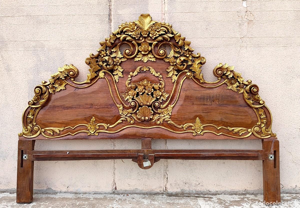 Antig&uuml;edades: Cabecero de cama en madera de palisandro con tallas en dorado