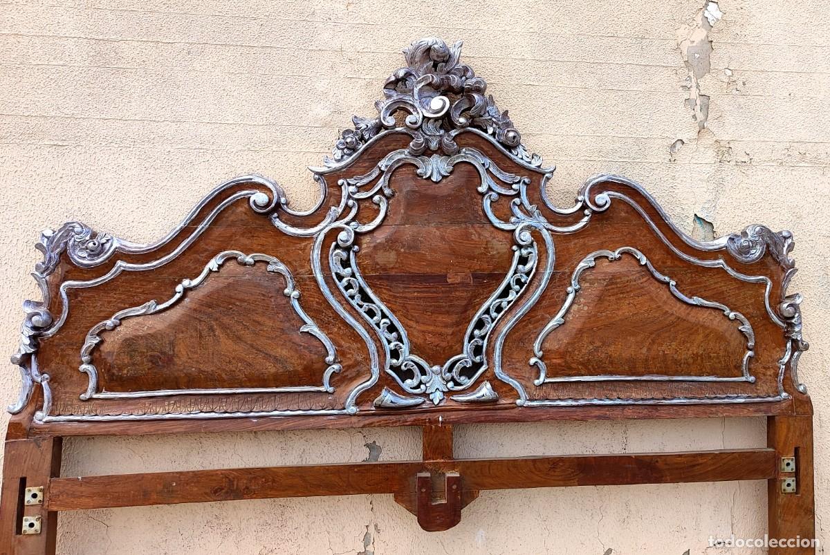 Antig&uuml;edades: Cabecero de cama en madera de palisandro con tallas en pan de plata