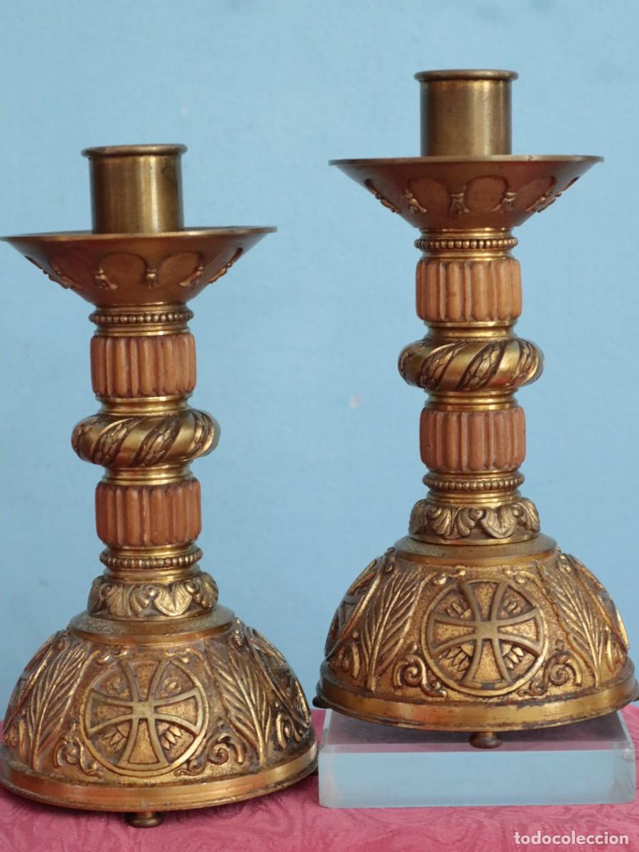 Antig&uuml;edades: Pareja de candeleros de bronce dorado de estilo rom&aacute;nico. Miden 21 cm de altura. S. XX.