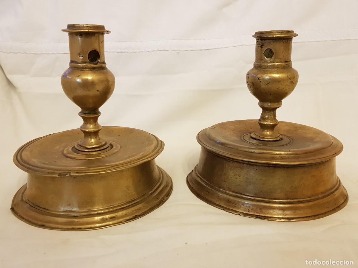 Antig&uuml;edades: Pareja de candeleros de carrete de bronce. Siglo XVI