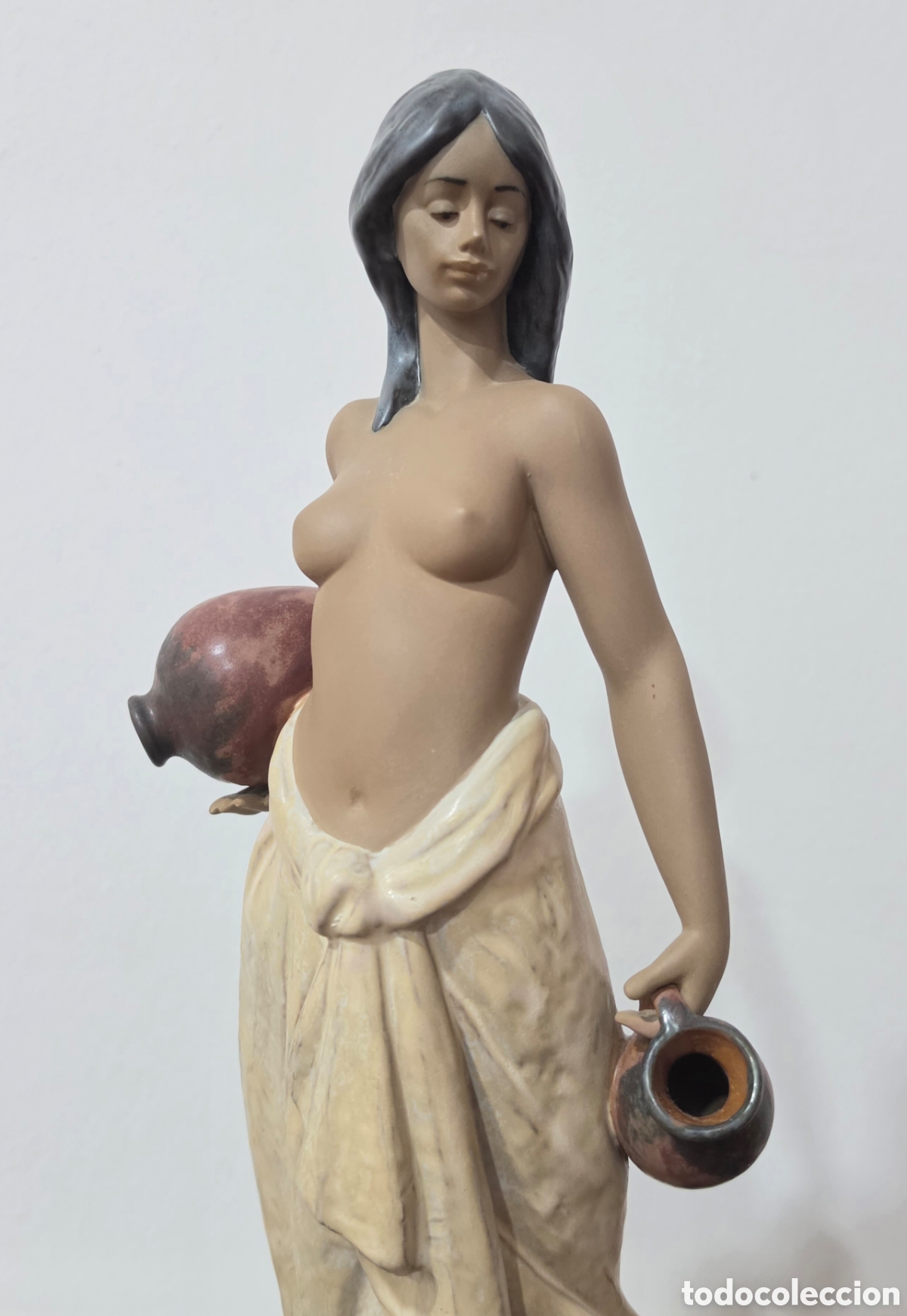 Antig&uuml;edades: Figura de porcelana Lladr&oacute; &rdquo;Aguadora con dos c&aacute;ntaros&rdquo; (modelo 01012323).