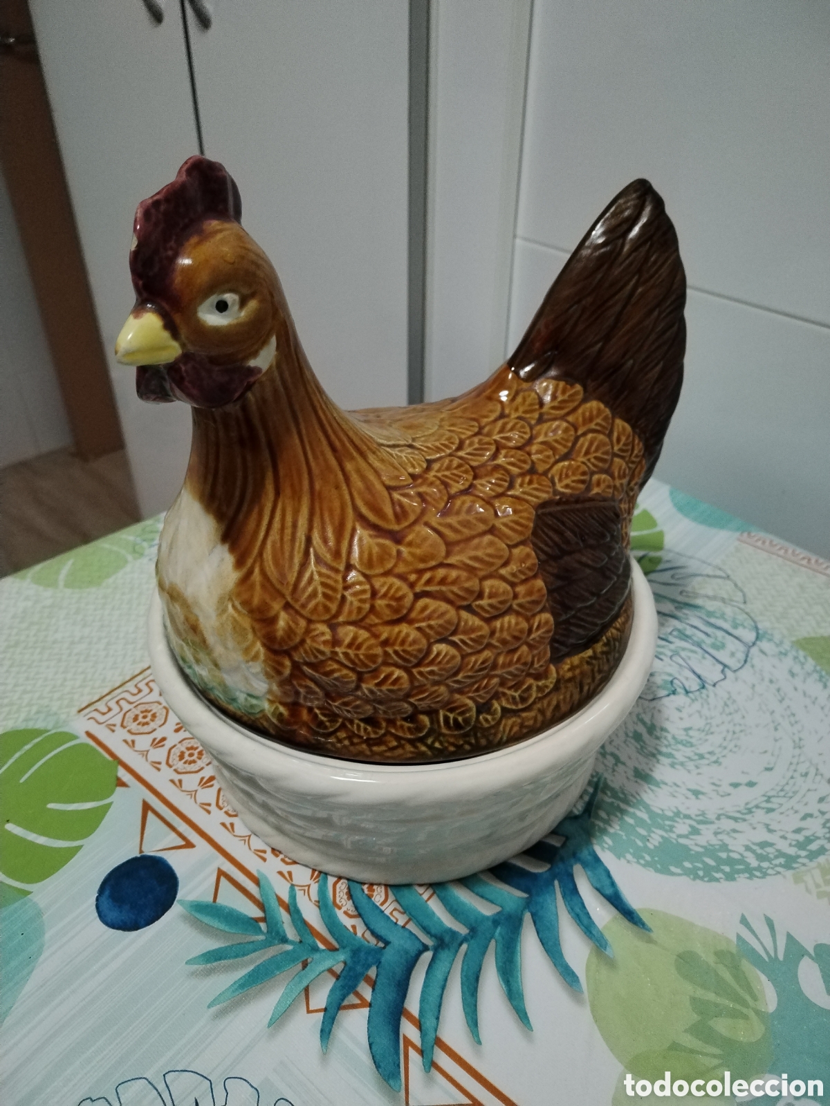 Antig&uuml;edades: Huevera de cer&aacute;mica con forma de gallina que se abre