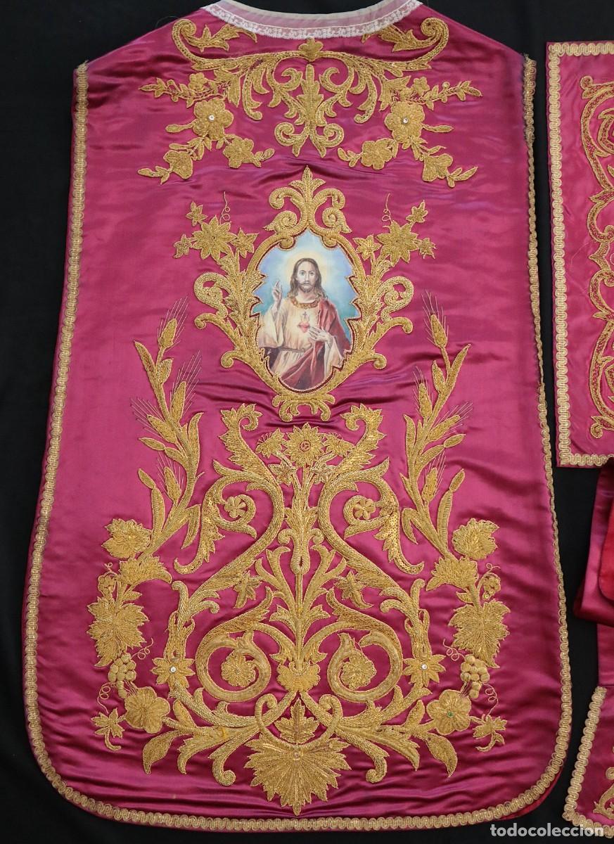 Antig&uuml;edades: Magn&iacute;fica casulla y complementos confeccionados en seda bordada con hilo de oro. Pps. S. XX.