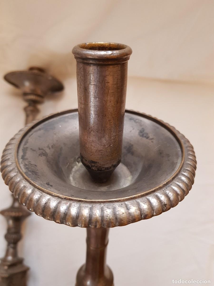 Antig&uuml;edades: Lote de 2 candeleros de bronce plateado. Finales siglo XVIII
