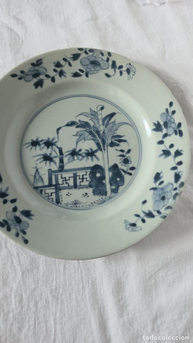 Antig&uuml;edades: Plato Antiguo de Porcelana China de Exportaci&oacute;n Azul y Blanco &ndash; Dinast&iacute;a Qing, Periodo Qianlong (S.