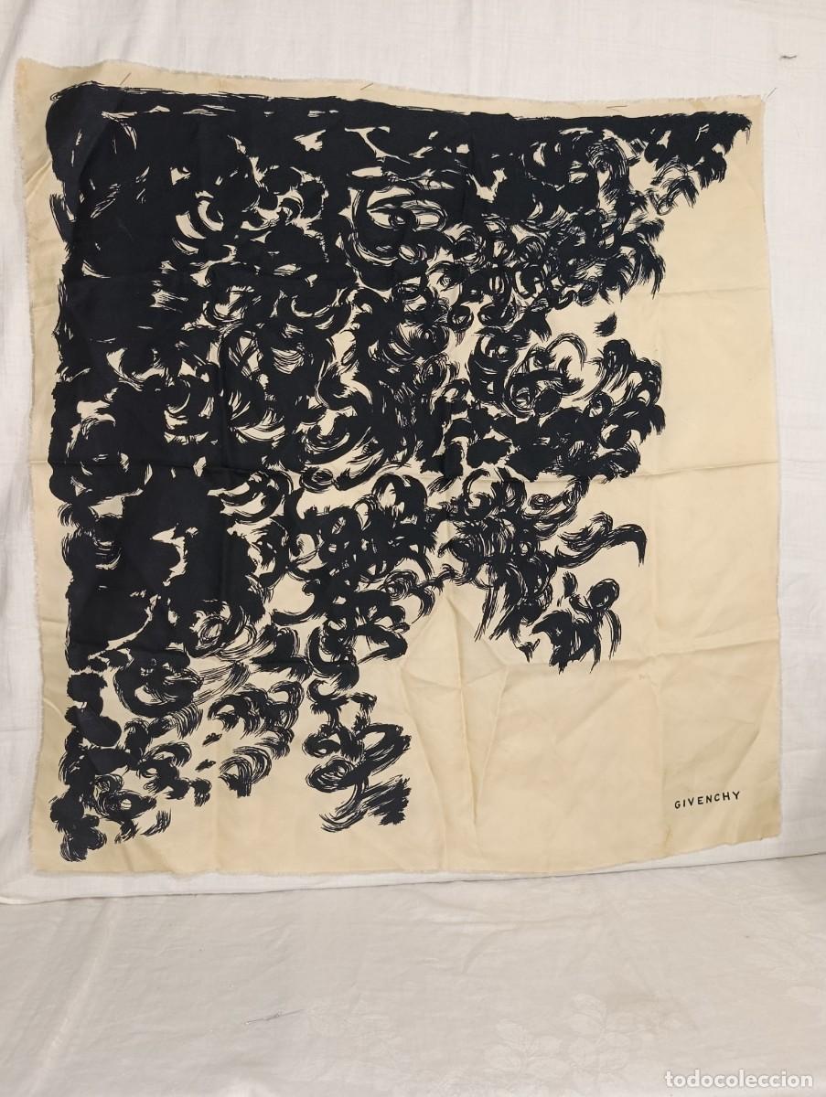 Antig&uuml;edades: ELEGANTE PA&Ntilde;UELO DE GIVENCHY - Foto 1